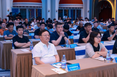 “顺势绽放”为题